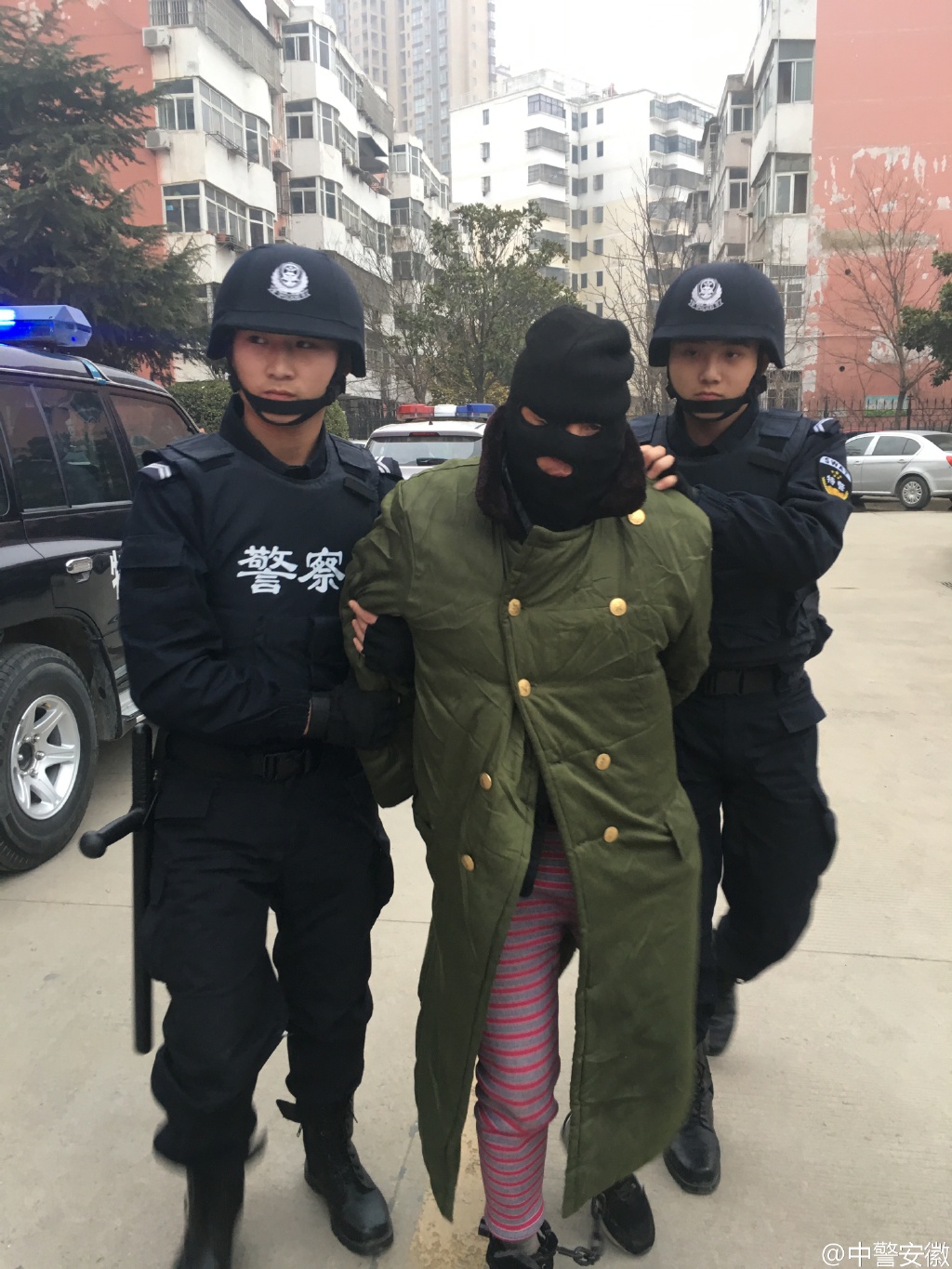 女嫌犯戴头套图片