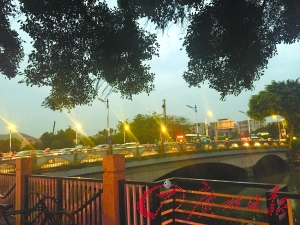 龙的酒楼附近路段。事发当日,珊珊母亲曾见女儿过桥往学校方向走去。