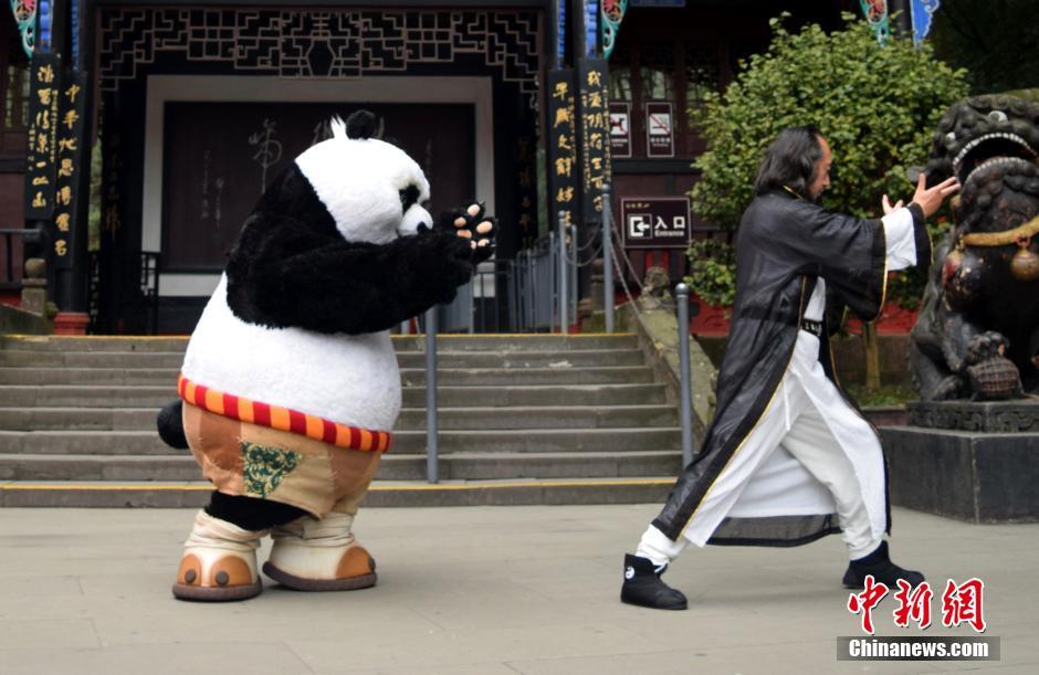 功夫熊猫阿宝赴青城山拜望师傅 萌坏众人(组图)