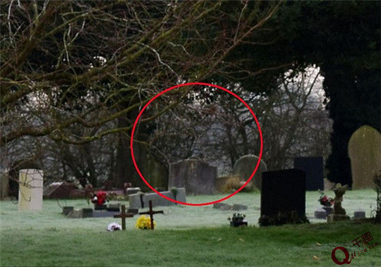 英国一男子意外在墓地拍摄到鬼魂