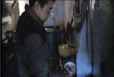 重庆一市民买回几十斤猪肉做香肠 夜里竟发出蓝光