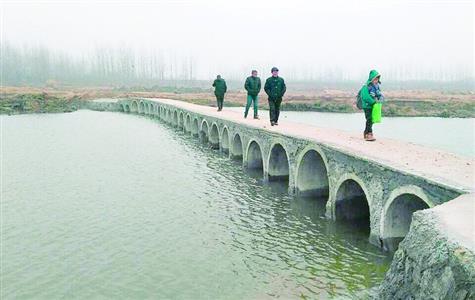 为攒钱一家三口生活清苦