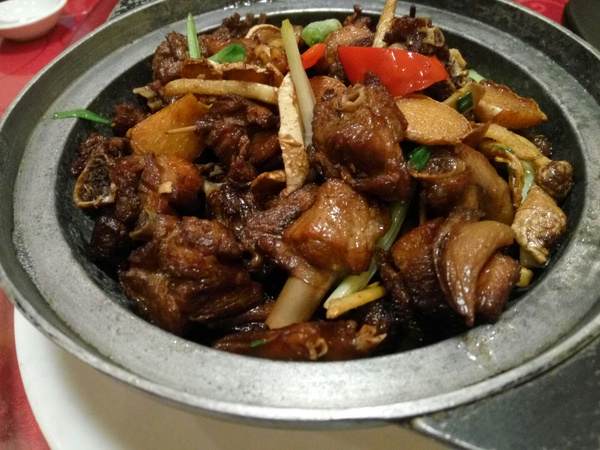 酱爆鸭,姜片,酱汁,鸭肉,香气十足,来自山区的鸭肉肉质就是比较嫩细.