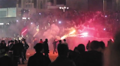 2015年12月31日晚,科隆火车站附近,民众聚集燃放烟花庆祝新年,有人趁机性侵和抢劫女性。