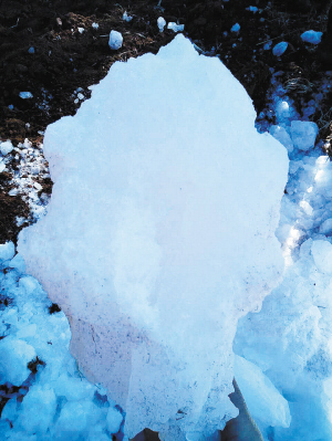 天上掉下一块冰 足有50多公斤 事发宣威一村庄;当地气象专家称可能是