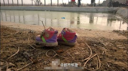 据河南电视台《都市报道》官方微博报道,许昌县邓庄乡两个孩子在玩耍时,不幸落入村旁一个排污池内,双双溺亡,其中一个一岁半,另一个不满 三岁。记者初步了解,该排污池为附近学校所挖,深约1.4米,周围并未设立防护措施和警告标语。目前,孩子仍在殡仪馆内,双方正协商善后事宜。 (来自:都市报道)