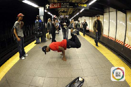 然而,并不是所有纽约人都能忍受地铁上的“凤爪女”。Quora答友Adam Nyhan认为,地铁乘客的礼仪守则还应包括,如果在车厢里遇上撒野的人,自己在下车转至另一车厢的同时,也应喊话想上车的人:“上另外的车厢吧。”(记者徐晓蕾,编辑林晶,新华国际客户端报道)