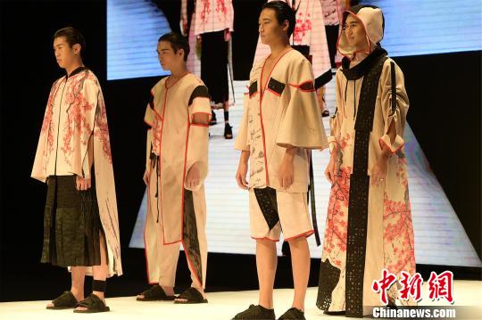 图为浙江纺织服装职业技术学院学生走秀现场 王国海 摄