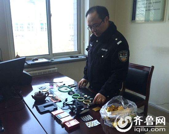 民警清点被追回的失窃物品,嫌疑人盗窃现金、首饰、电动车、等物品,价值达5万余元。
