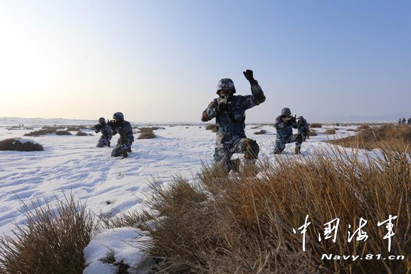 海軍陸特戰部隊新疆沙漠寒訓 光膀子臥雪(組圖)