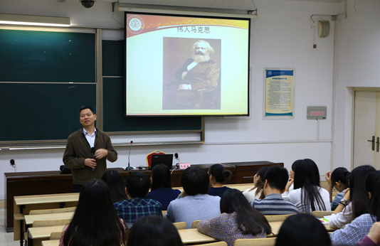 日前,闽江师范高等专科学校党委书记陈荣生走进思政课堂,为学生上一次