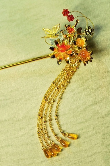 金步摇笄是古代的一种簪子,用来插住挽起的头发,或插住帽子