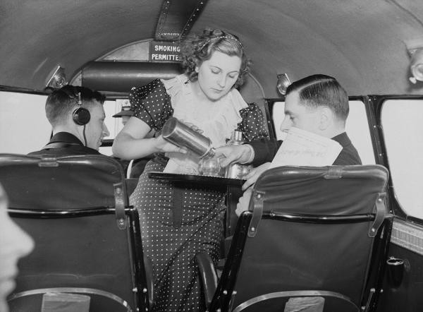1930年,第一位空姐艾伦·丘奇在一艘波音客机上开始了她的职业生涯.