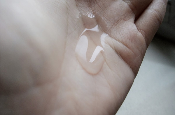 透过透明的瓶身,可以看到细密的泡沫.