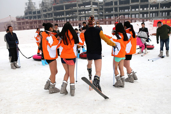 美女穿比基尼滑雪秀长腿响应无裤日