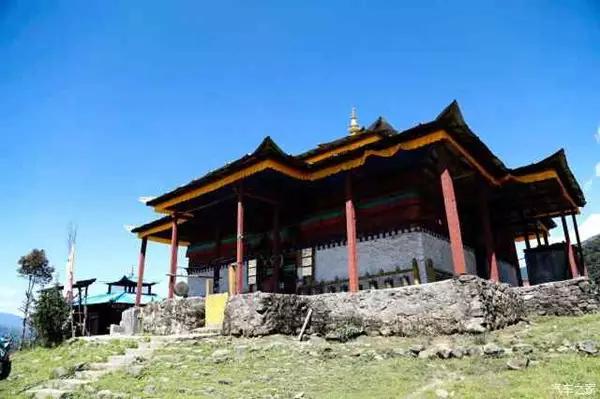 仁钦崩寺 墨脱最大的寺院