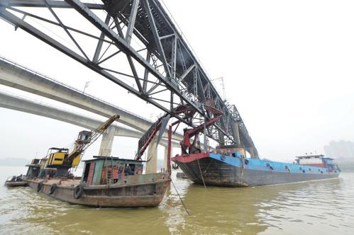 一运沙船撞击湘潭铁路桥墩(图)