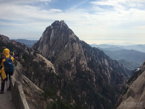 東連缽盂峰,與光明頂,蓮花峰並稱三大黃山主峰,為36大峰之一,海拔1810