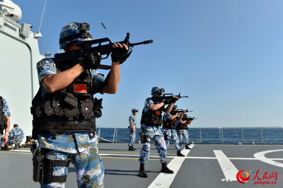 中国海军护航编队重机枪狙击枪实弹射击(组图)