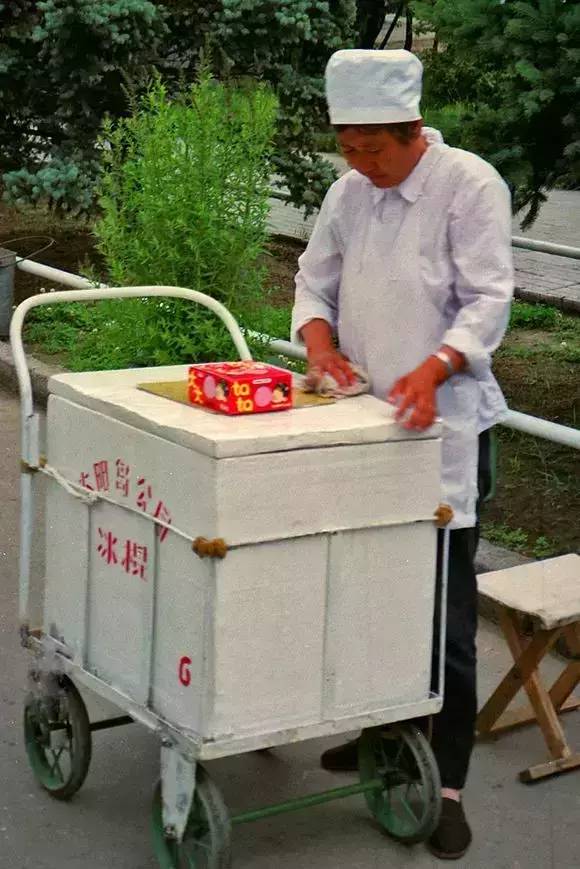 光看一看都能让整个夏天都瞬间凉快起来车里边放的冰棍拿出来还冒着白