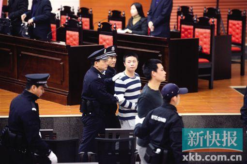 昨日上午,海珠区法院宣判一起借助微信平台组织卖淫案。图为犯罪嫌疑人在法庭上忏悔。新快报记者 孙毅/摄