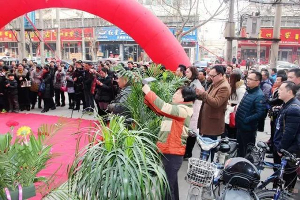 刑玉强(左)郑州祭城人,曾进修于河南大学,西安美院,现为中国美术家