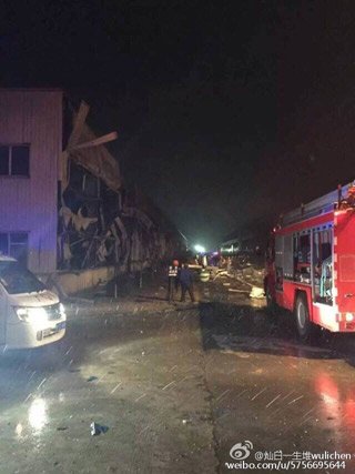事发地附近厂房严重受损。图片来自网络