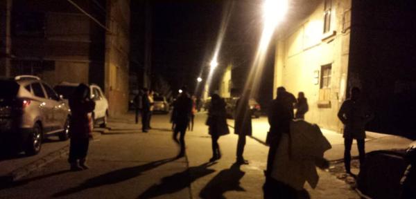 暂时无法回家的当地群众。 青海日报官方微博@青报新媒 图