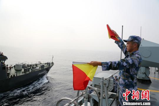 柳州舰官兵与斯海军官兵通过旗语沟通 曾行贱 摄