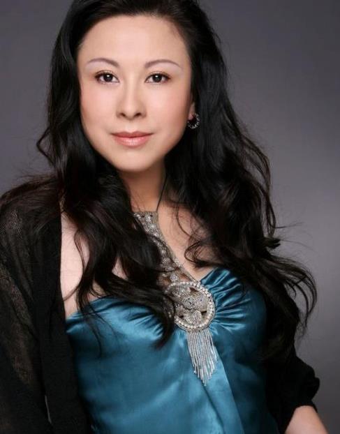 她和蔡济文合唱的情歌《慢慢地陪着你走》:慢慢地陪着你走,慢慢地知道