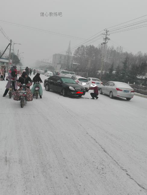 宁阳县城雪天路滑突发交通事故