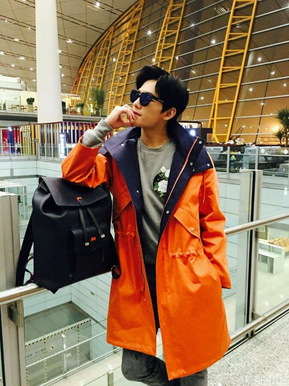 随意摆出的pose更是化身撩妹高手!