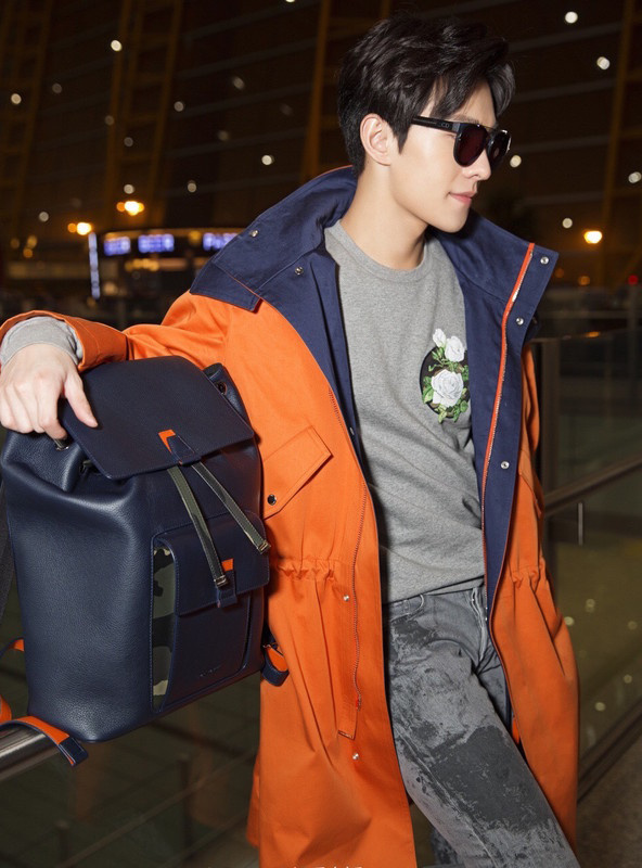 随意摆出的pose更是化身撩妹高手!