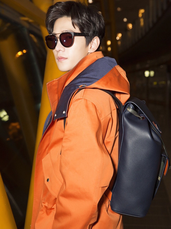 随意摆出的pose更是化身撩妹高手!