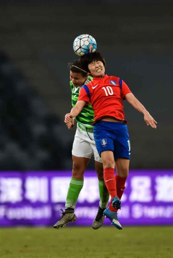 女足四国赛:韩国负墨西哥(组图)1月23日,韩国队球员池笑燃(前)在比赛
