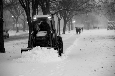 1月22日,在美国首都华盛顿,一辆铲雪车在清理积雪。新华社发