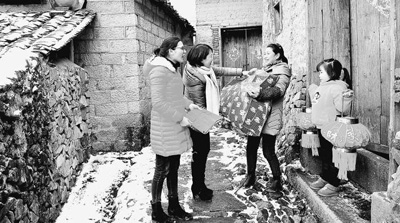 1月23日,福建省寿宁县纪检监察干部在坑底乡浩溪村慰问贫困户。