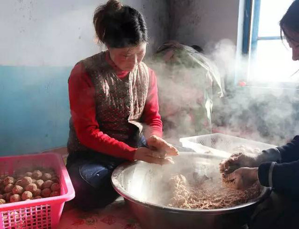 只為這個年味 過年也要回東北老家--東北粘豆包網