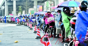 等待免费加油的摩托大军排起了长龙。广州日报记者廖雪明摄