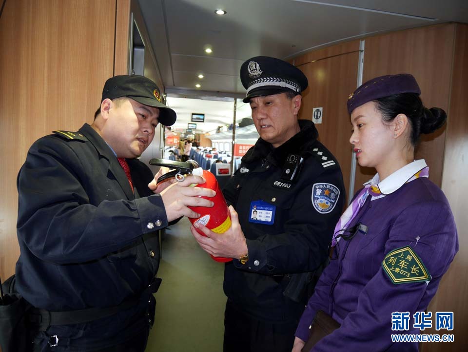 成都鐵路公安處民警向旅客介紹真假火車票的識別方法.