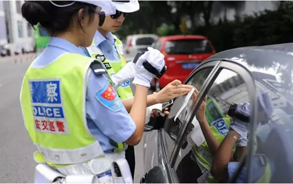 碰到交警給你的車貼罰單怎麼辦