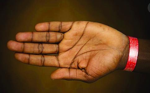 “清泉预备屋”公司强迫难民佩戴手环被批是一种赤裸裸的歧视