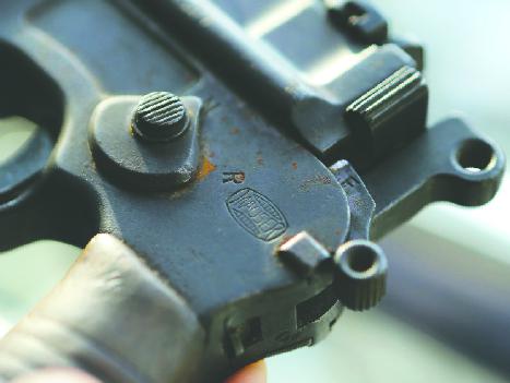 手枪枪击的击锤位置,有个毛瑟厂(mauser)的厂标,枪管上还有字幕,更