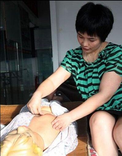 催乳师在给一位客人进行乳房按摩催乳