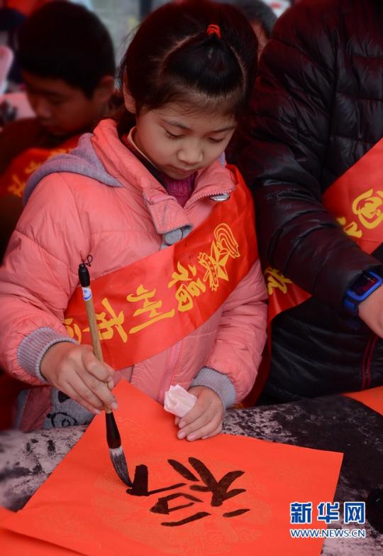 (网络媒体走基层)福州街头:书法家,小学生义写春联增年味(组图)