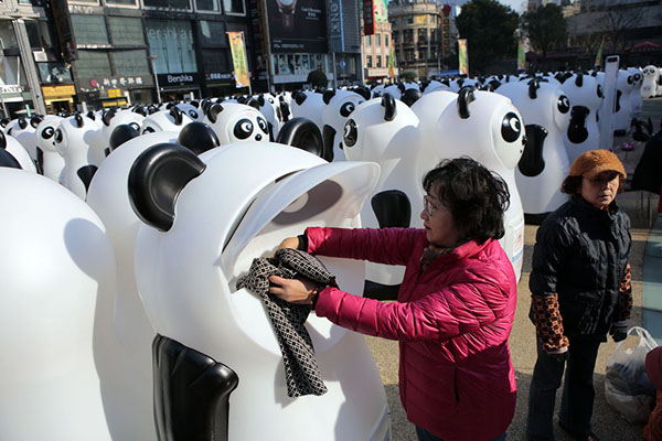 2016年1月8日,800只熊猫回收箱亮相南京路世纪广场和淮海公园。 澎湃新闻记者 雍凯 图
