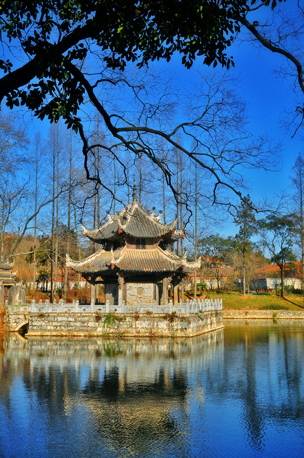 池边旧有凤泉馆,芙蓉台,习郁墓,群山环抱,苍松古柏,一水涓涓,亭台掩映