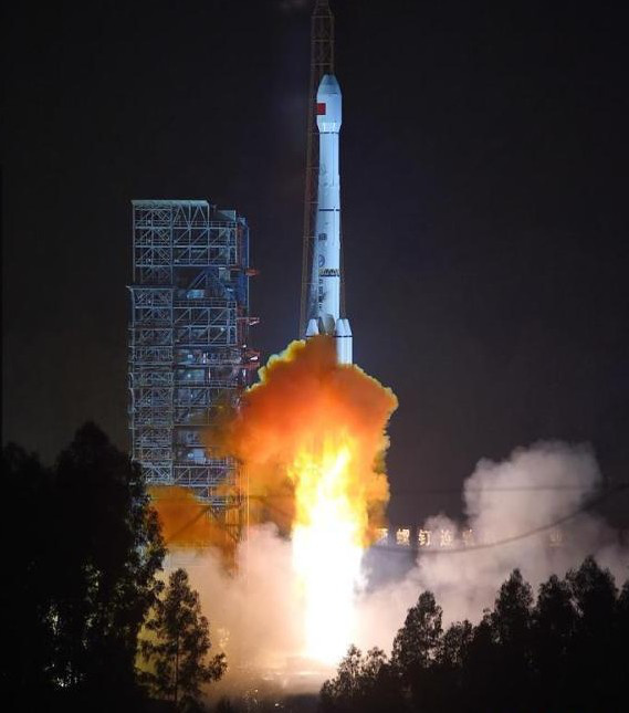 搭载"高分四号"卫星的长征三号乙运载火箭发射升空.