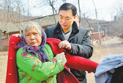 1月27日,宜阳县董王庄乡武坟村村民穿上当地政府和爱心企业送来的棉衣