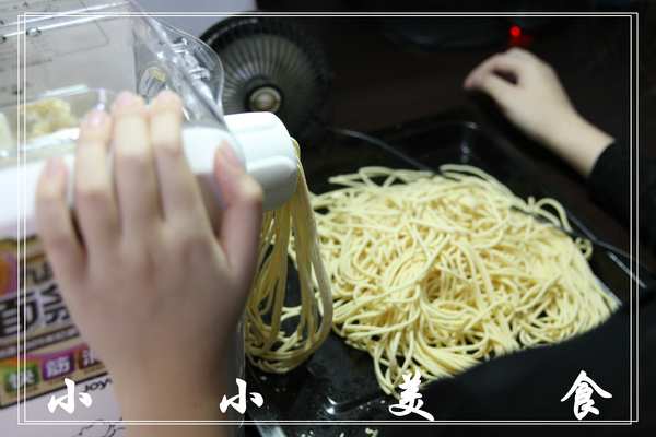 Hand-rolled noodles_How to make hand-rolled noodles_How to roll hand-rolled noodles